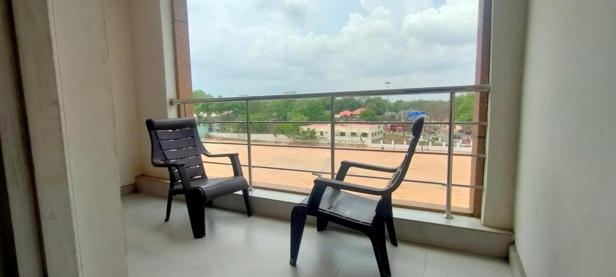 Srirathna Temple View Inn Танджавур Екстериор снимка