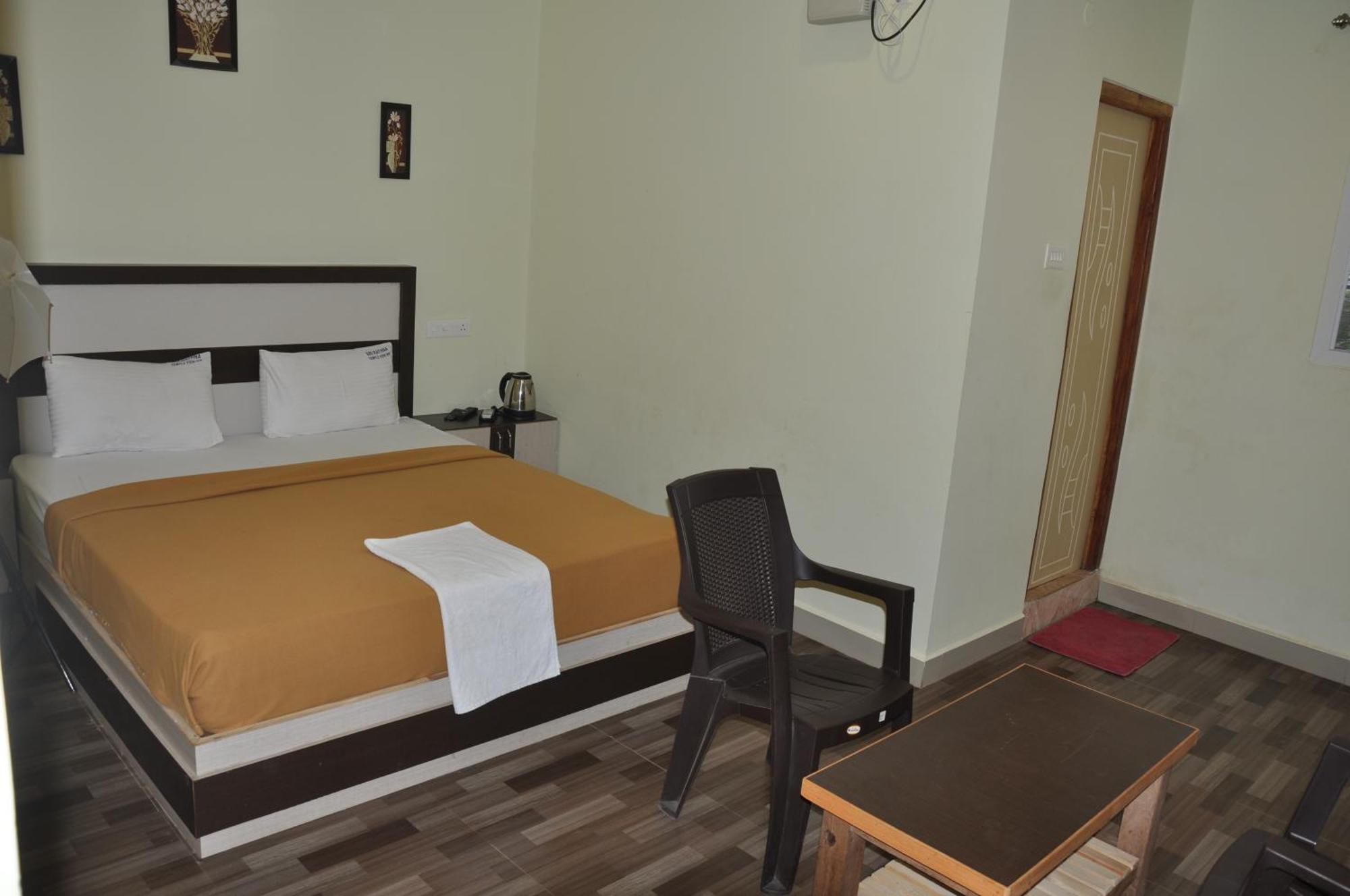 Srirathna Temple View Inn Танджавур Екстериор снимка