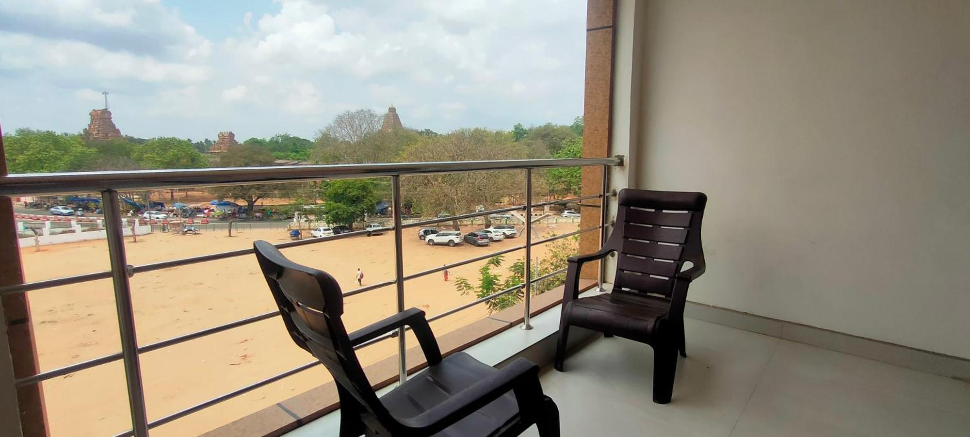 Srirathna Temple View Inn Танджавур Екстериор снимка