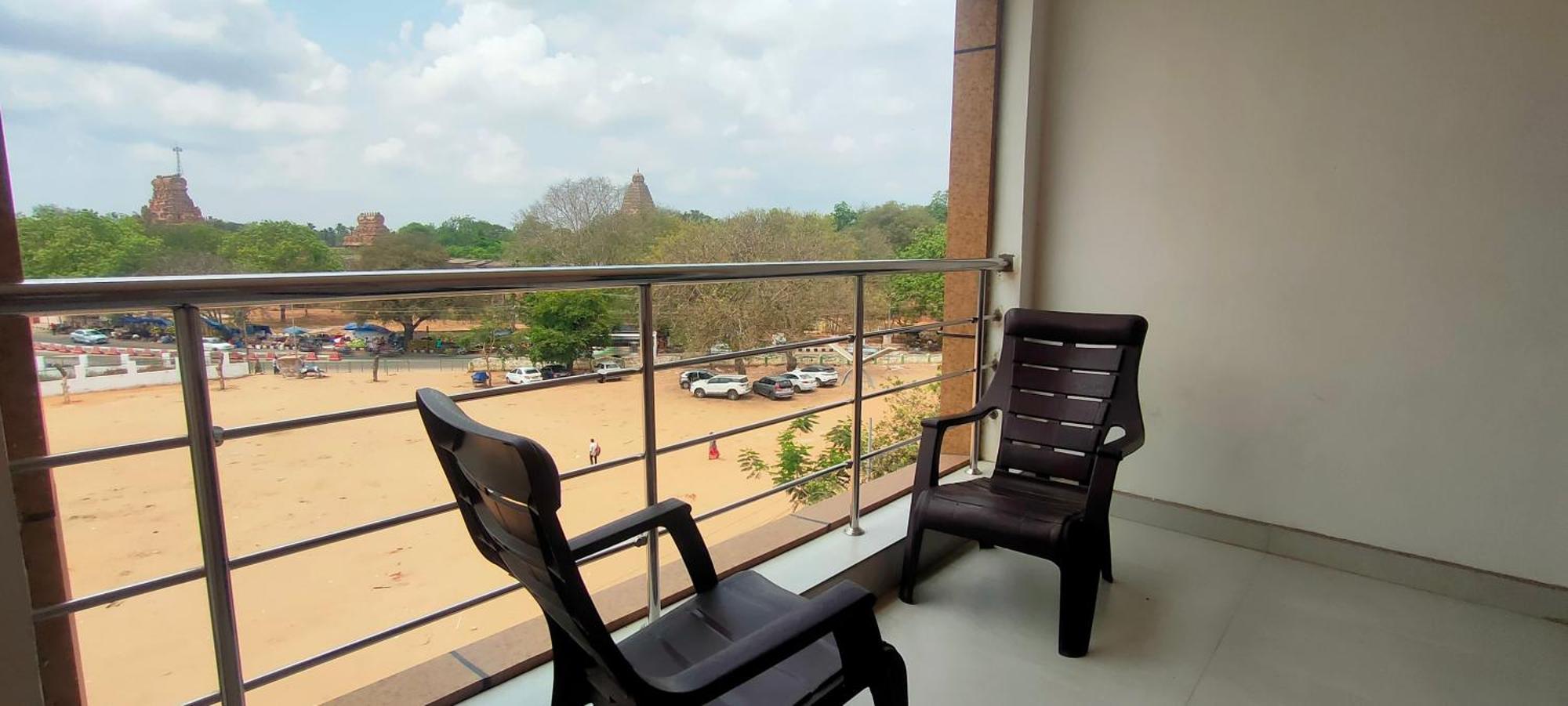 Srirathna Temple View Inn Танджавур Екстериор снимка