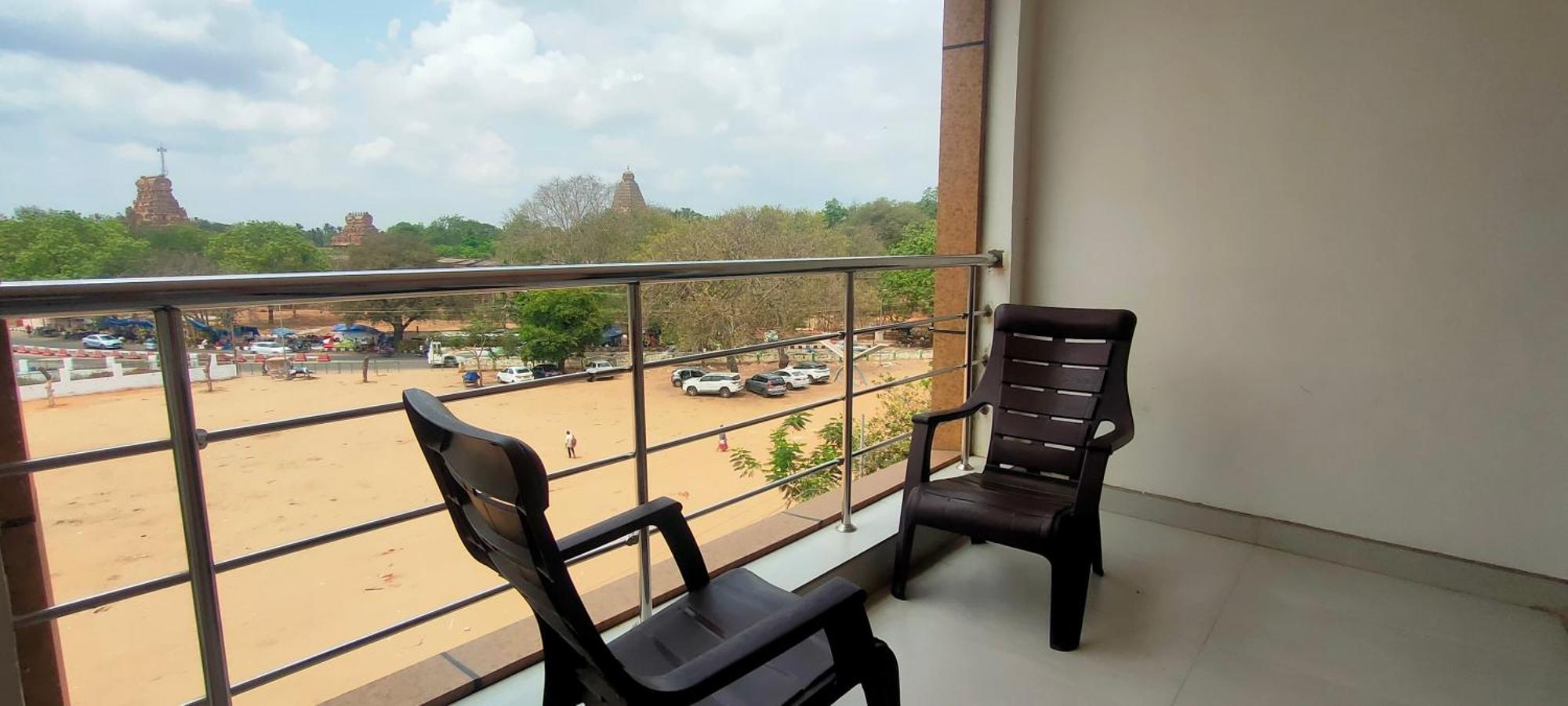 Srirathna Temple View Inn Танджавур Екстериор снимка
