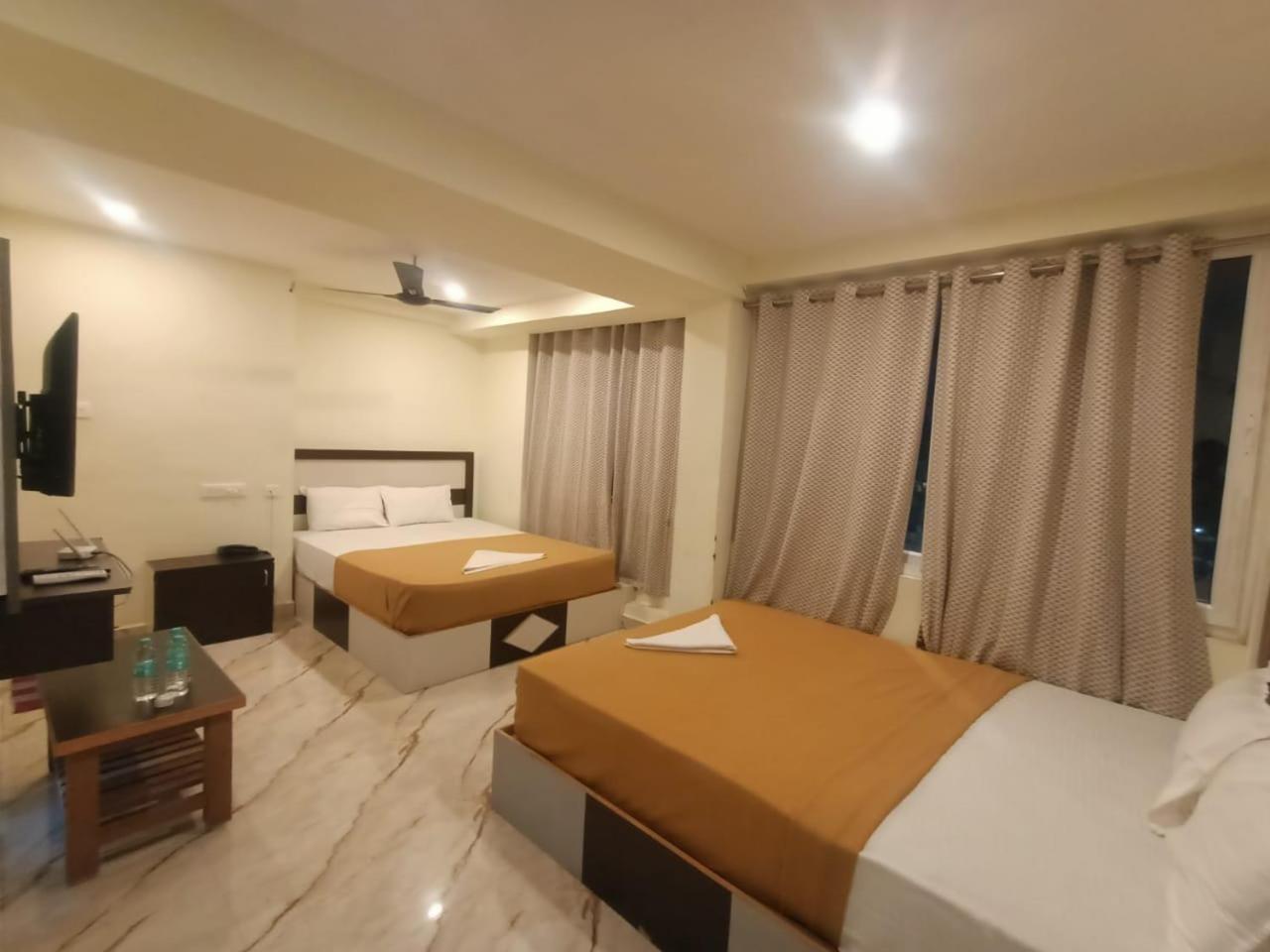 Srirathna Temple View Inn Танджавур Екстериор снимка