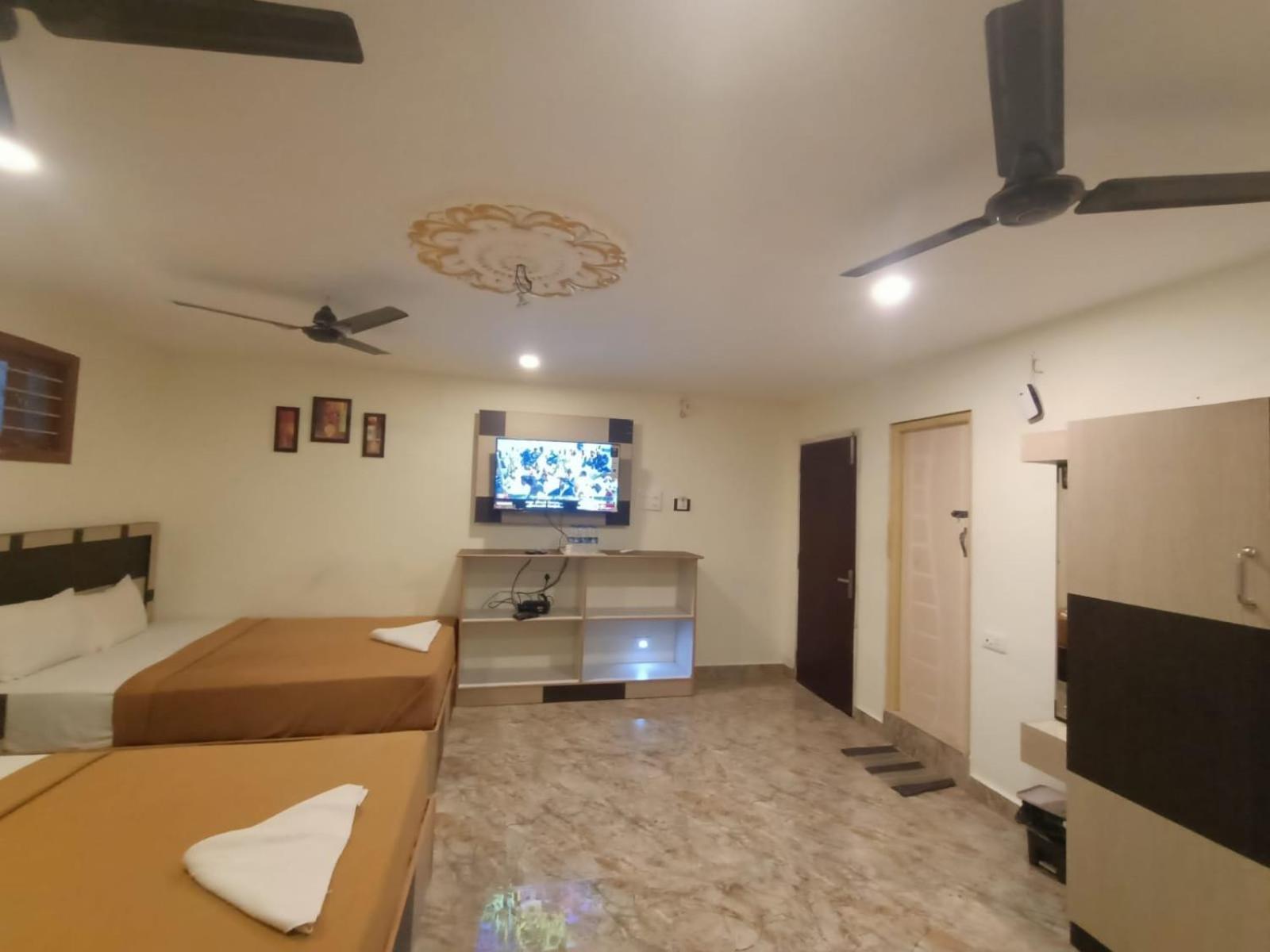 Srirathna Temple View Inn Танджавур Екстериор снимка