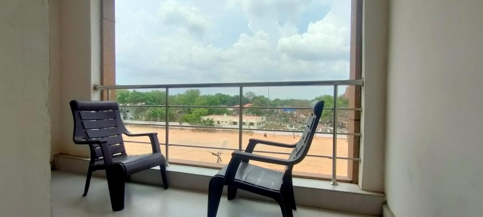 Srirathna Temple View Inn Танджавур Екстериор снимка